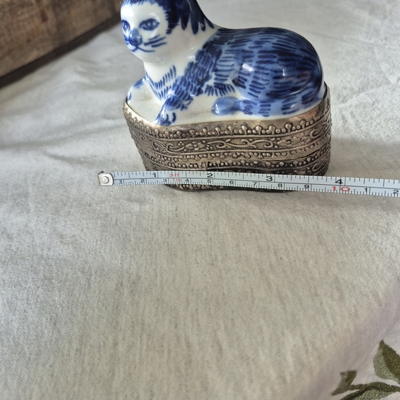 Blue and White Ceramic Cat  Shard Trinket Jewellery Box With Ornate Silver Botto - Picture 5 of 5